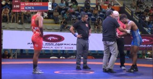 Nawien Bepat (rechts) wordt tijdens de rust van de herkansing behandeld door de aanwezige artsen. Hij koos verder te gaan, maar het lukte toch niet 