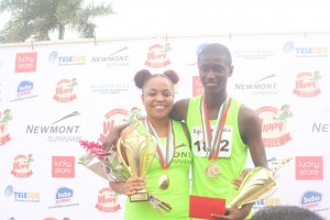 Ilsida Toemere (SNL) en Ronaldinho Pinas (Marwina) winnen de 10km snelloop op de Bigi Broki Waka (foto: Regilio Derby)