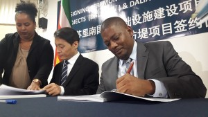 Overeenkomst wordt ondertekend door Wu Quiong (general manager Dalian en Patrick Pengel, minister OWT&C (foto: Kavish Ganesh)