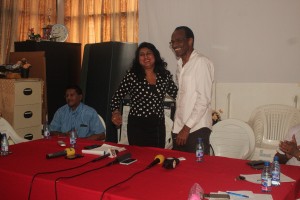 De overdracht van de BvL-voorzitterschap aan Reshma Mangre door Wilgo Valies (foto: Regilio Derby)