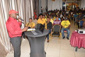 Partijvoorzitter Ronnie Brunswijk spreekt de aanwezigen toe. (foto: Regilio Derby)
