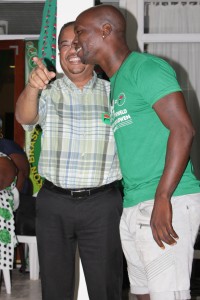 Gregory Rusland en Siebrano Pique vastgelegd tijdens de bestuursverkiezing van NPS-afdeling Para