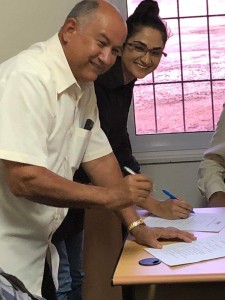 Kenneth Donk (links) en Hanisha Jairam (rechts) zondag op de NDP-vergadering. (Foto: Facebookpagina NDP)