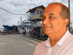 Aangemeerde trawler weer op zee 1