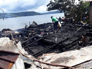 Acht personen dakloos door brand te Brokopondo2