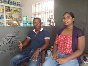 De ondernemers Terrence en Samantha Oudith van de gelijknamige verfwinkel aan de Gongrijpstraat in Paramaribo. Terrence: ‘Ik ben van huis uit schilder. Ik heb de technische school bezocht en jarenlang als zelfstandige ondernemer gewerkt. In januari 2016 opende ik een verfwinkel. Via de Kamer van Koophandel en Fabrieken kwam ik, nadat ik aan alle voorwaarden had voldaan, aan een vergunning. Mede dankzij de medewerking van de verffabrikanten Varossieau en Esuverfa kon ik aan de slag. 