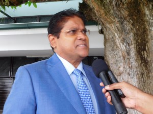 Santokhi‘Heel wat controle-instituten al in handen van drugsmaffia’