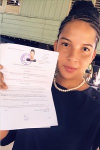 Maisha Neus toont haar naturalisatiepapieren op Facebook