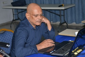Econoom Anand Biharie op de Kenniskring-lezing (foto: Regilio Derby)