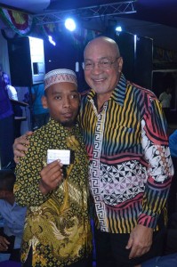 Mustafa Ronosemito poseert met NDP-voorzitter Desi Bouterse op Dessa (foto: Facebook NDP)