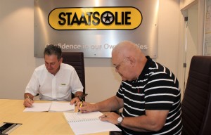 Staatsolie en de Kustwacht Suriname hebben een samenwerkingsovereenkomst ondertekend. Voor Staatsolie ondertekende algemeen directeur Rudolf Elias (links) en voor de Kustwacht directeur kolonel Jerry Slijngard