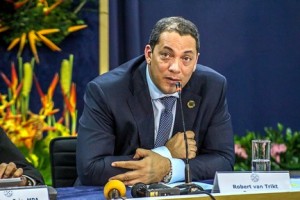 1 Van Trikt rijst af naar Nederland om te praten over Euro 19 miljoen