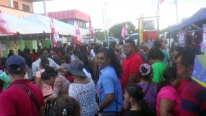 Enorme rijen om 50% korting te krijgen voor levensmiddelenpakketten tijdens de PL-manifestatie op Lelydorp