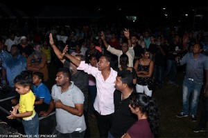 Een aantal personen gingen tekeer tijdens de toespraak van de vicepresident. (foto: Kabinet van de Vicepresident)