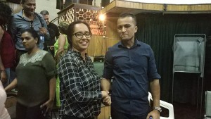 Benito Pick (r) geeft zijn tegenkandidaat Samantha Gadjradj (l) een hand na de uitslag. (foto: Starnieuws)