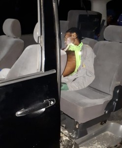 Rover doodgeschoten en in voertuig achtergelaten.1