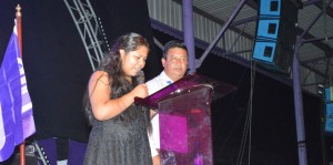 De twee vertegenwoordigers van Kwamalasemutu, die naar hun zeggen een boodschap van granman Asongo Alalaparu hebben overgebracht. Dit gebeurde zaterdag tijdens de NDP-massameeting in Ocer (foto: Regilio Derby)