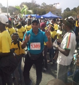 1Het publiek langs de weg verrast door deelname staatshoofd aan AVD2