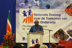 Fols-president Marcelino Nerkust tijdens de driedaagse nationale dialoog betreffende onderwijshervorming