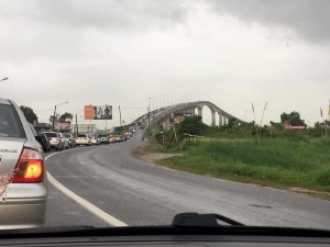 1Commewijne zucht en puft in files op Wijdenboschbrug.1