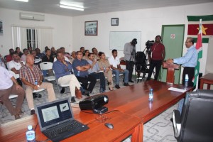 Minister Parmessar doet Wake up call aan rijstsector Nickerie 1