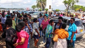 De leerkrachten moesten lang wachten voor dat DNA-voorzitter Simons zich kon vrijmaken om de petitie in ontvangst te nemen, De parlementariër was bezig met de behandeling van de begroting 2019 (foto: Ricky Bahadoersingh)