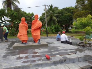 Het monument van Baba en Mai is klaar voor de onthulling morgen te Nieuw Amsterdam. Op de foto nog te zien SHI-voorzitter Shabier Ishaak en bestuurslid Rahmat Hassanmohamed