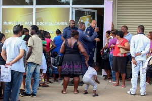 Lange rijen in 2018 bij de afdeling Basiszorg van het ministerie van Sociale Zaken en Volkshuisvesting (Sozavo) aan de Gemenelandsweg