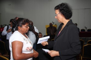 In februari 2015 zijn toppers van de regering, waaronder ook parlementariërs uit de coalitie, zelf op het veld geweest om ceremonieel de eerste basiszorgverzekeringskaarten uit te reiken