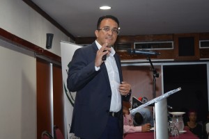 Eblein Frangie, voorzitter van de Surinaamse Bankiersvereniging (SBV), tijdens de discussieavond van de VES. (foto: Regilio Derby)
