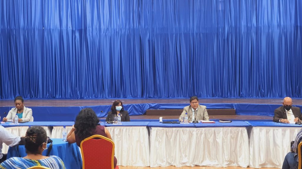 Deze afbeelding heeft een leeg alt-attribuut; de bestandsnaam is Beraadslaging-president-Santokhi-en-vakbeweging2-1024x576.jpeg