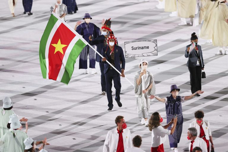 Zwemmer Renzo Tjon A Joe trotse Surinaamse vlaggendrager Olympische