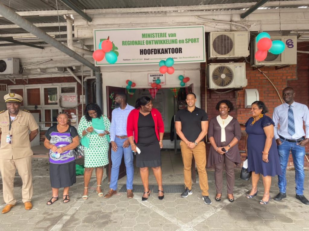Een vlag op een modderschuit…. – Dagblad Suriname