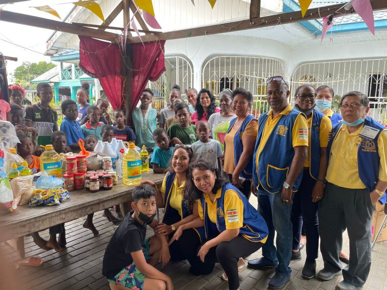 Kiwanis Club Tourtonne schiet kindertehuizen te hulp – Dagblad Suriname