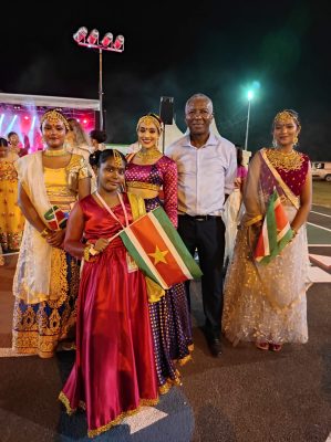 Optreden van Surinaamse groep tijdens huldiging en culturele