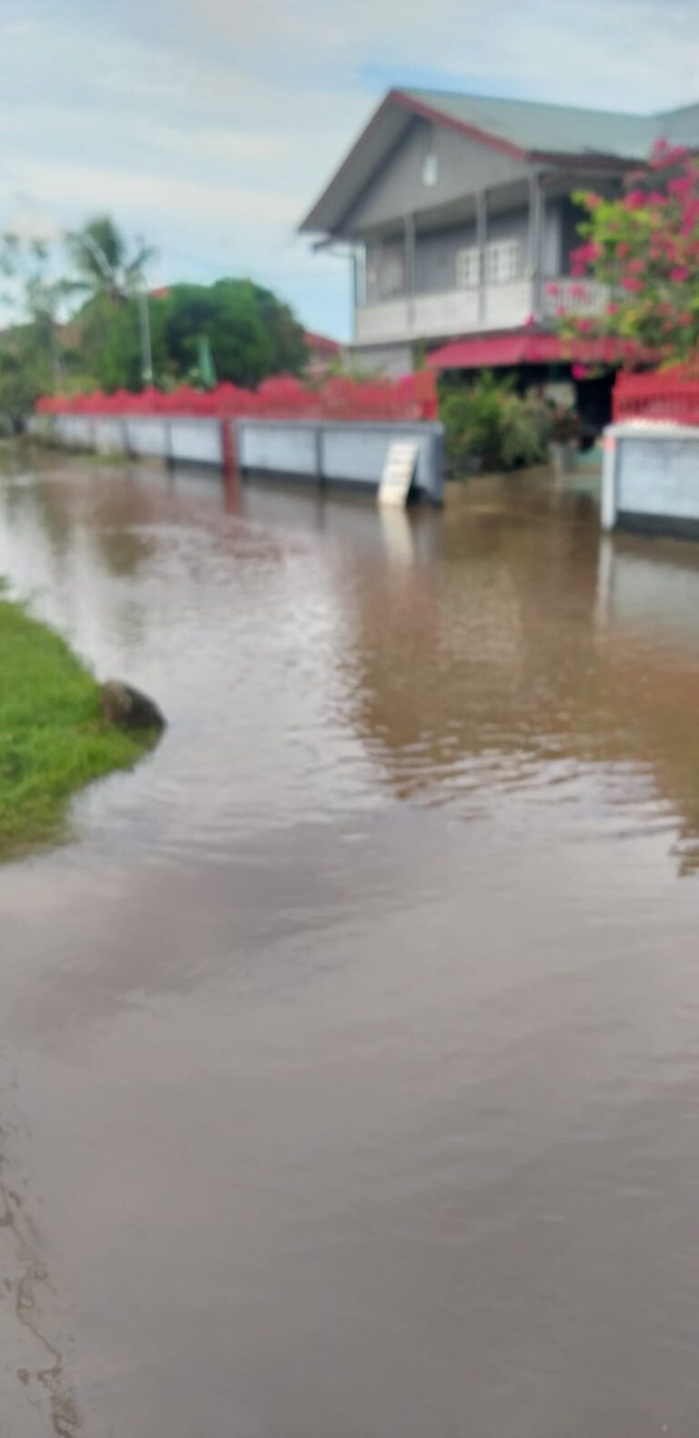 Pompgemaal plaatsen om waterprobleem Pad van Wanica op te lossen
