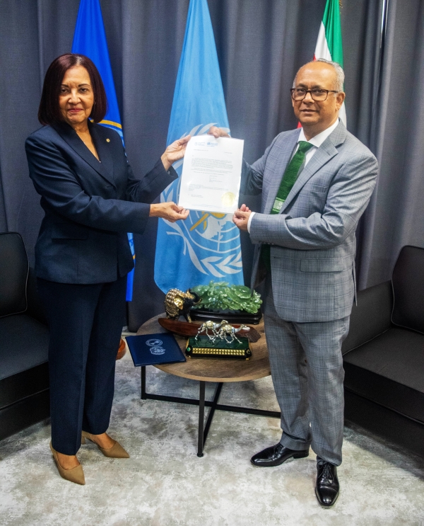 The new representative of the Pan American Health Organization/WHO presents his credentials to Minister Ramdin-Dagblad Suriname