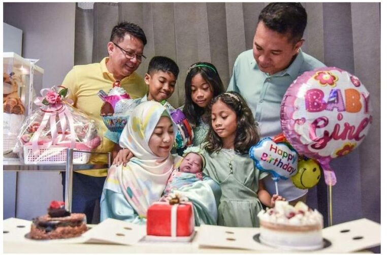 Echtpaar viert vier kinderen die op dezelfde dag zijn geboren – Dagblad