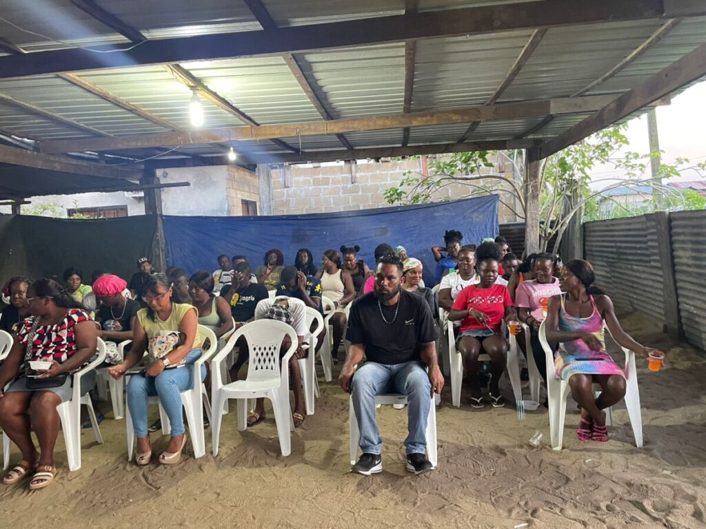 Pertjajah Luhur bezoekt Sunny Point en hoort bewoners aan Dagblad